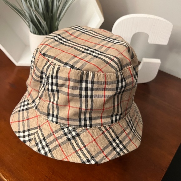 ☔ Burberry Reversible Bucket Hat ☔ - Picture 5 of 9